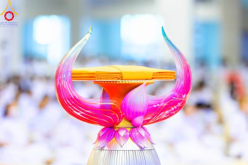 ภาพ No.86271:วันธรรมชัย ปีที่ 55 พิธีทอดผ้าป่ากฐินสมทบครั้งที่1, พิธีเจริญพุทธมนต์ ลูกนิมิตมหาสมบัติฯ พิธีจุดประทีป,พิธีฉลองชัยสวดมนต์บทธัมมจักกัปปวัตนสูตร วันอาทิตย์ที่ 27 สิงหาคม พ.ศ.2566 ณ สภาธรรมกายสากล / มหารัตนวิหารคด วัดพระธรรมกาย