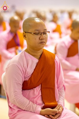 ภาพ No.325648:วันที่ 26 เมษายน พ.ศ.2569 กิจกรรมงานบุญวันอาทิตย์ สาธุชนปฏิบัติธรรมร่วมกัน ณ ห้องแก้วสารพัด 1 วัดพระธรรมกาย ปทุมธานี