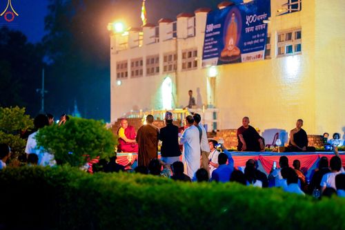 ภาพ No.78202:พิธีจุดประทีปและเวียนประทักษิณถวายเป็นพุทธบูชา ในโครงการบรรพชาสามเณรหมู่ ณ ลุมพินีวัน ประเทศเนปาล  วันที่ 16 มีนาคม พ.ศ. 2566