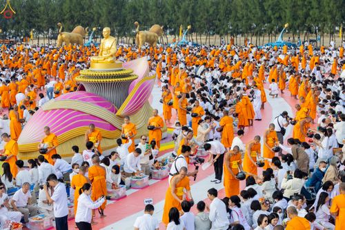 ภาพ No.302723:วันที่ 24 มกราคม พ.ศ. 2569 พิธีตักบาตรพระธรรมยาตรา(ภาพชุดที่ 2) ณ อนุสรณ์สถานลำดับที่ 5 สถานที่เผยแผ่วิชชาธรรมกายครั้งแรก อนุสรณ์สถานบางปลา วัดบางปลา อำเภอบางเลน จังหวัดนครปฐม ในโครงการธรรมยาตรา กตัญญูบูชา มหาปูชนียาจารย์ พระมงคลเทพมุนี(สด จนฺทสโร) พระผู
