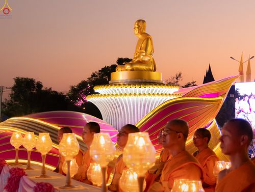 ภาพ No.294189:วันที่ 13 มกราคม พ.ศ. 2569 พิธีจุดประทีปถวายเป็นพุทธบูชา และบูชาธรรมมหาปูชนียาจารย์  (ภาพชุดที่ 2) ณ วัดสองพี่น้อง ต.ต้นตาล อ.สองพี่น้อง จ.สุพรรณบุรี ในโครงการธรรมยาตรา กตัญญูบูชา มหาปูชนียาจารย์ พระมงคลเทพมุนี(สด จนฺทสโร) พระผู้ปราบมาร อนุสรณ์สถาน 7 แห่