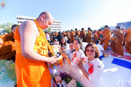 ภาพ No.280242:วันอังคารที่ ๓๐ ธันวาคม พ.ศ. ๒๕๖๘ พิธีตักบาตรพระ ๑,๐๖๙ รูป จังหวัดกาฬสินธุ์   ณ บริเวณสนามหน้าศาลากลาง จังหวัดกาฬสินธุ์ (หลังเก่า)