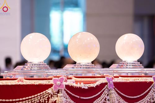 ภาพ No.86390:วันธรรมชัย ปีที่ 55 พิธีทอดผ้าป่ากฐินสมทบครั้งที่1, พิธีเจริญพุทธมนต์ ลูกนิมิตมหาสมบัติฯ พิธีจุดประทีป,พิธีฉลองชัยสวดมนต์บทธัมมจักกัปปวัตนสูตร วันอาทิตย์ที่ 27 สิงหาคม พ.ศ.2566 ณ สภาธรรมกายสากล / มหารัตนวิหารคด วัดพระธรรมกาย