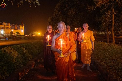 ภาพ No.78220:พิธีจุดประทีปและเวียนประทักษิณถวายเป็นพุทธบูชา ในโครงการบรรพชาสามเณรหมู่ ณ ลุมพินีวัน ประเทศเนปาล  วันที่ 16 มีนาคม พ.ศ. 2566