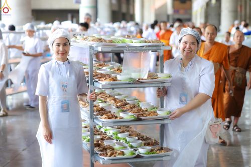 ภาพ No.325722:วันที่ 22 เมษายน พ.ศ.2569(วันคุ้มครองโลก) งานถวายมหาสังฆทาน 40,000 กว่าวัดทั่วประเทศ เจ้าหน้าที่ สาธุชน ร่วมใจจัดเตรียมภัตตาหารเพล (ชุด 2)