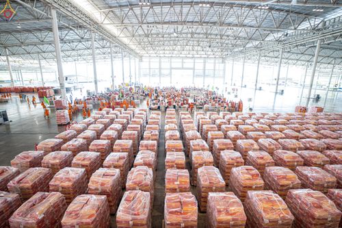 ภาพ No.322068:วันที่ 12 -13 เมษายน พ.ศ.2569 การเตรียมกล่องไทยธรรม + การขนย้ายเก้าอี้ เพื่องานถวายมหาสังฆทาน 40,000 กว่าวัดทั่วประเทศ วันคุ้มครองโลก 22 เมษายน พ.ศ.2569 วัดพระธรรมกาย