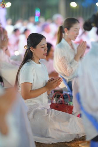 ภาพ No.290165:วันที่ 6 มกราคม พ.ศ. 2569 พิธีจุดประทีปถวายเป็นพุทธบูชา และบูชาธรรมมหาปูชนียาจารย์ (ภาพชุดที่ 2) ณ อนุสรณ์สถานมหาวิหารพระมงคลเทพมุนี (โลตัสแลนด์) อ.สองพี่น้อง จ.สุพรรณบุรี ในโครงการธรรมยาตรา กตัญญูบูชา มหาปูชนียาจารย์ พระมงคลเทพมุนี(สด จนฺทสโร) พระผู้ปรา