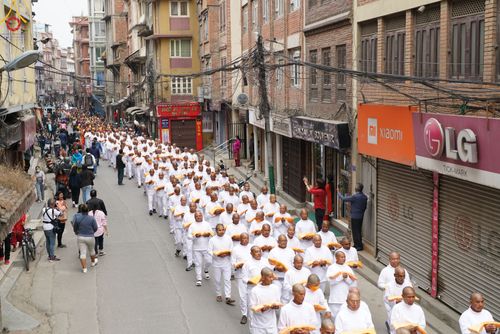 ภาพ No.77672:พิธีตัดปอยผมและปลงผมนาคธรรมทายาท ในโครงการบรรพชาสามเณรหมู่ ประเทศเนปาล วันที่ 11 มีนาคม พ.ศ.2566