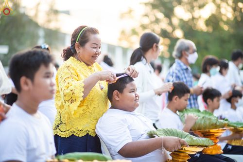 ภาพ No.78477:พิธีตัดปอยผม โครงการหน่อแก้วเปรียญธรรมรุ่นที่ 11  วันที่ 26 มีนาคม พ.ศ.2566  ณ หมู่กุฏิสามเณร อาคารค่ายจองแชมป์ วัดพระธรรมกาย