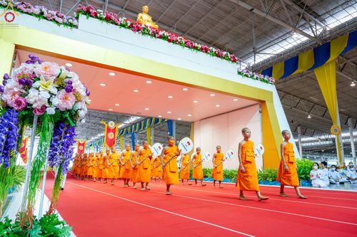 ภาพ No.85264:พิธีมุทิตาสักการะพระภิกษุ ผู้สอบได้เปรียญธรรม ๙ ประโยคระดับโลก, พิธีมอบโล่เกียรติยศและทุนการศึกษา สำนักเรียนบาลีดีเด่นทั่วประเทศ ในวันสมาธิโลก อาทิตย์ที่ 6 สิงหาคม พ.ศ. 2566 ณ สภาธรรมกายสากล วัดพระธรรมกาย