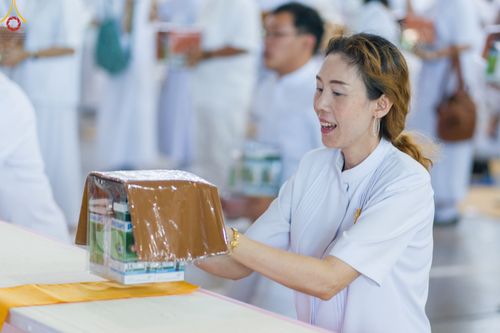 ภาพ No.84525:พิธีถวายผ้าอาบน้ำฝนและประทีปโคมไฟ ในวันอาสาฬหบูชา ณ ห้องแก้วสารพัดนึก 1 วัดพระธรรมกาย วันอังคารที่ 1 สิงหาคม พ.ศ. 2566