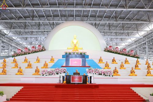 ภาพ No.83001:พิธีตักบาตร ณ บ้านแก้วเรือนทองคุณยายอาจารย์ฯ พิธีบูชาข้าวพระ ณ สภาธรรมกายสากล วัดพระธรรมกาย ในวันอาทิตย์ต้นเดือนที่ 2 ก.ค. พ.ศ.2566