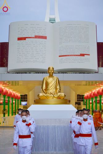 ภาพ No.89184:พิธีอัญเชิญรูปหล่อทองคำ  คุณยายอาจารย์มหารัตนอุบาสิกาจันทร์ ขนนกยูง เพื่อประดิษฐาน ณ มหาวิหารคุณยายอาจารย์ฯ เนื่องในวันครูผู้ค้นพบวิชชาธรรมกาย วันศุกร์ที่ 29 กันยายน พ.ศ. 2566