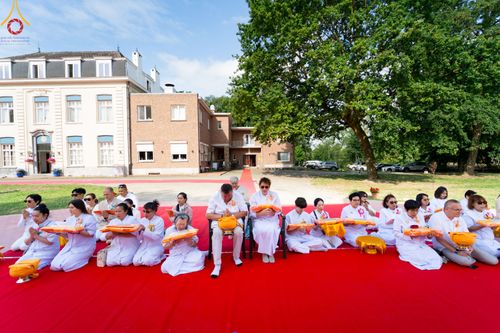 ภาพ No.83843:พิธีเวียนประทักษิณ,พิธีบรรพชาและพิธีอุปสมบทหมู่ ในโครงการอบรมพระธรรมทายาทในทวีปยุโรป  รุ่นที่ 9 วันอาทิตย์ที่ 16 กรกฎาคม พ.ศ. 2566 ณ วัดพระธรรมกายเบเนลักซ์  ประเทศเบลเยียม