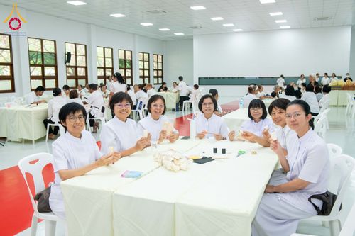 ภาพ No.327560:วันศุกร์ที่ 1 พฤษภาคม พ.ศ. 2569 รวมใจพสกนิกรชาวอำเภอคลองหลวง ประดิษฐ์ดอกไม้จันทน์ เพื่อใช้ในพิธีถวายดอกไม้จันทน์ในงานพระราชพิธีถวายพระเพลิงพระบรมศพ สมเด็จพระนางเจ้าสิริกิติ์ พระบรมราชินีนาถ พระบรมราชชนนีพันปีหลวง ณ วัดพระธรรมกาย