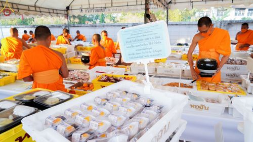 ภาพ No.73017:พิธีถวายภัตตาหารเป็นสังฆทาน แด่คณะพระธรรมยาตราฯ ในโครงการธรรมยาตรากตัญญูบูชา มหาปูชนียาจารย์ พระมงคลเทพมุนี(สด จนฺทสโร) พระผู้ปราบมาร อนุสรณ์สถาน 7 แห่ง ปีที่ 11 วันที่ 20 มกราคม พ.ศ. 2566