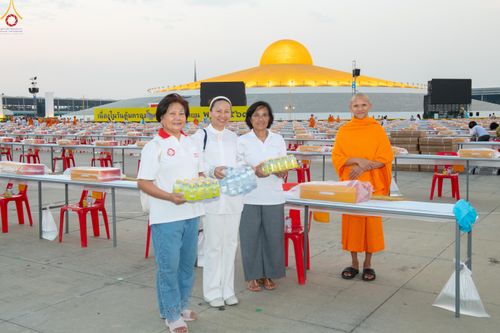 ภาพ No.322671:วันที่ 17 เมษายน พ.ศ.2569 การเรียงกล่องไทยธรรม เรียงน้ำดื่ม เรียงร่ม ณ ลานธรรมพระมหาธรรมกายเจดีย์ เพื่องานถวายมหาสังฆทาน 40,000 กว่าวัดทั่วประเทศ วันคุ้มครองโลก 22 เมษายน พ.ศ.2569 วัดพระธรรมกาย