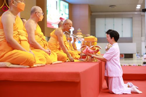 ภาพ No.92360:พิธีทอดกฐินธรรมชัยเพื่อสร้างอาคาร 115 ปี คุณยายอาจารย์มหารัตนอุบาสิกาจันทร์ ขนนกยูง อาทิตย์ต้นเดือนที่ 5 พฤศจิกายน พ.ศ. 2566 ณ วัดพระธรรมกาย จ.ปทุมธานี