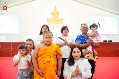 ภาพ No.321902:วันที่ 12 เมษายน พ.ศ.2569 ตักบาตรสงกรานต์ฉลองสามเณรใหม่  ณ ศูนย์ปฏิบัติธรรมระยอง(บ้านช่องลม)