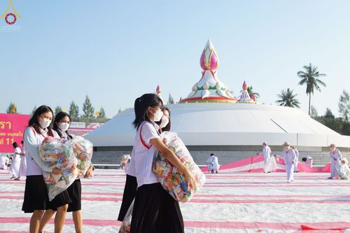 ภาพ No.70635:พิธีตักบาตรพระธรรมยาตราฯ ในโครงการธรรมยาตรากตัญญูบูชา มหาปูชนียาจารย์ พระมงคลเทพมุนี(สด จนฺทสโร) พระผู้ปราบมาร ปีที่ 11 ณ อนุสรณ์สถานลำดับที่ 2 สถานที่ตั้งมโนปณิธานบวชตลอดชีวิต อนุสรณ์สถานคลองบางนางแท่น อ.สามพราน จ.นครปฐม วันที่ 14 มกราคม พ.ศ. 2566
