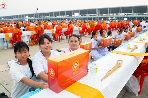 ภาพ No.324743:วันที่ 22 เมษายน พ.ศ.2569 (วันคุ้มครองโลก) บรรยากาศสาธุชน ในงานถวายมหาสังฆทาน 40,000 กว่าวัดทั่วประเทศ ณ ลานธรรม วัดพระธรรมกาย