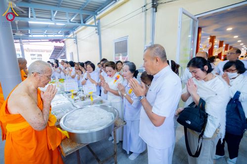 ภาพ No.294852:วันที่ 15 มกราคม พ.ศ. 2569 พิธีถวายภัตตาหารเป็นสังฆทาน แด่พระธรรมยาตรา ณ วัดโบสถ์บน ต.บางคูเวียง จ.นนทบุรี อนุสรณ์สถานลำดับที่ 4 สถานที่เกิดด้วยกายธรรม ในโครงการธรรมยาตรา กตัญญูบูชา มหาปูชนียาจารย์ พระมงคลเทพมุนี(สด จนฺทสโร) พระผู้ปราบมาร อนุสรณ์สถาน 7 แ