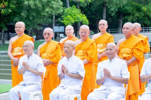 ภาพ No.330263:วันที่ 30 พฤษภาคม พ.ศ.2569 พิธีตัดปอยผมและปลงผม อุบาสกอุปสมบทอุทิศชีวิต 11 ท่าน ณ โบสถ์พระไตรปิฎก วัดพระธรรมกาย จังหวัดปทุมธานี
