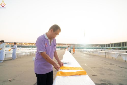 ภาพ No.321207:วันที่ 10-11 เมษายน พ.ศ.2569 การเตรียมกล่องไทยธรรม และการติดผ้ารับประเคน เพื่องานถวายมหาสังฆทาน 40,000 กว่าวัดทั่วประเทศ วันคุ้มครองโลก 22 เมษายน พ.ศ.2569 วัดพระธรรมกาย