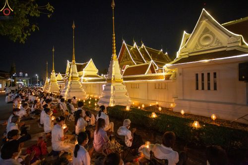 ภาพ No.73497:พิธีจุดประทีปถวายเป็นพุทธบูชา และบูชาธรรมมหาปูชนียาจารย์ ในโครงการธรรมยาตรากตัญญูบูชา มหาปูชนียาจารย์ พระมงคลเทพมุนี(สด จนฺทสโร) พระผู้ปราบมาร ปีที่ 11 ณ อนุสรณ์สถานลำดับที่ 4 สถานที่เกิดด้วยกายธรรม วัดโบสถ์ (บน) บางคูเวียง อ.บางกรวย จ.นนทบุรี วันที่ 21 