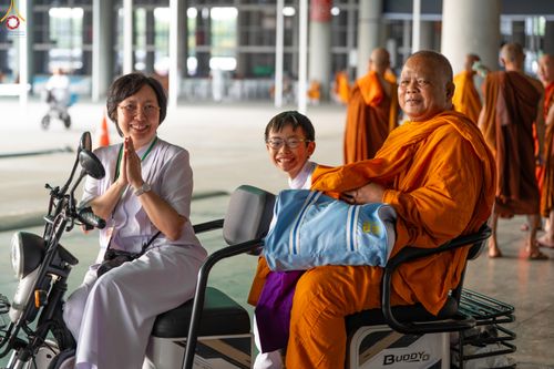 ภาพ No.323540:วันที่ 22 เมษายน พ.ศ.2569(วันคุ้มครองโลก) งานถวายมหาสังฆทาน 40,000 กว่าวัดทั่วประเทศ การเดินทางเข้าวัด , การต้อนรับปฏิสันถารพระสังฆาธิการ  ,  การจัดเตรียมภัตตาหาร , การลงทะเบียน