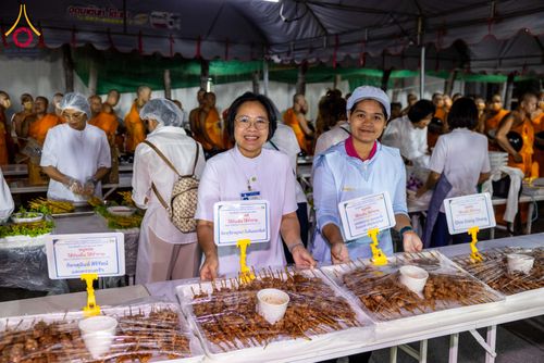 ภาพ No.288044:วันที่ 4 มกราคม พ.ศ. 2569 พิธีถวายภัตตาหารเป็นสังฆทาน แด่พระธรรมยาตรา ในโครงการธรรมยาตรา กตัญญูบูชา มหาปูชนียาจารย์ พระมงคลเทพมุนี(สด จนฺทสโร) พระผู้ปราบมาร อนุสรณ์สถาน 7 แห่ง ปีที่ 14 ณ อนุสรณ์สถานมหาวิหารพระมงคลเทพมุนี (โลตัสแลนด์) อ.สองพี่น้อง จ.สุพรร