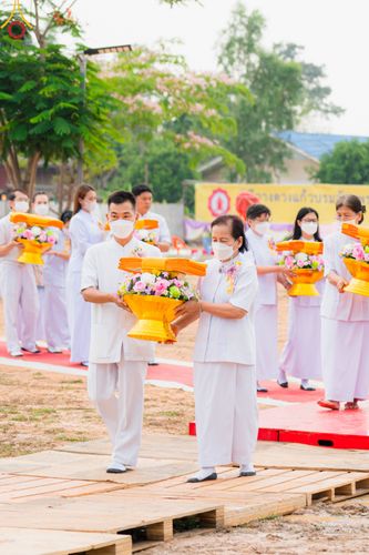 ภาพ No.81385:พิธีทอดผ้าป่า วางดวงแก้วบรมจักรพรรดิ  โปรยรัตนชาติ และพิธีตอกเสาเข็มมงคลต้นแรก อาคาร 80 ปี หลวงพ่อธัมมชโย ณ ศูนย์ปฏิบัติธรรมวิหารแดง อำเภอวิหารแดง จังหวัดสระบุรี วันอาทิตย์ที่ 28 พฤษภาคม พ.ศ.2566