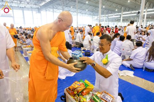 ภาพ No.308501:วันที่ 1 กุมภาพันธ์ พ.ศ. 2569 พิธีตักบาตรข้าวสารอาหารแห้ง ณ บ้านแก้วเรือนทองคุณยาย สภาธรรมกายสากล วัดพระธรรมกาย