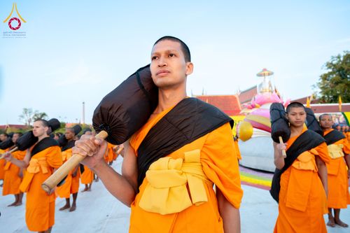 ภาพ No.294707:วันอาทิตย์ที่ 14 ธันวาคม พ.ศ.2568 พระธรรมยาตราปฏิบัติธรรมและถ่ายภาพหมู่ประวัติศาสตร์ ณ วัดสองพี่น้อง ต.ต้นตาล อ.สองพี่น้อง จ.สุพรรณบุรี ในโครงการธรรมยาตรา กตัญญูบูชา มหาปูชนียาจารย์ พระมงคลเทพมุนี(สด จนฺทสโร) พระผู้ปราบมาร อนุสรณ์สถาน 7 แห่ง ปีที่ 14