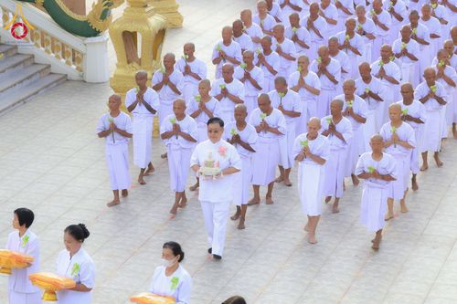 ภาพ No.278560:วันอาทิตย์ที่ 14 ธันวาคม พ.ศ.2568  พิธีเวียนประทักษิณ พิธีวันทาสีมาพระประธาน โครงการบวชบูชาธรรมมหาปูชนียาจารย์ ของศูนย์ปฏิบัติธรรมบุรีรัมย์ ณ วัดกลาง พระอารามหลวง จังหวัดบุรีรัมย์