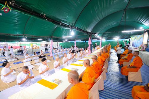 ภาพ No.298493:วันที่ 20 มกราคม พ.ศ. 2569 พิธีถวายภัตตาหารเป็นสังฆทาน แด่พระธรรมยาตรา ณ อนุสรณ์สถานบางปลา วัดบางปลา อำเภอบางเลน จังหวัดนครปฐม ในโครงการธรรมยาตรา กตัญญูบูชา มหาปูชนียาจารย์ พระมงคลเทพมุนี(สด จนฺทสโร) พระผู้ปราบมาร อนุสรณ์สถาน 7 แห่ง ปีที่ 14