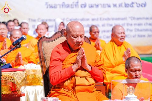 ภาพ No.62438:คณะศิษยานุศิษย์รวมใจสถาปนาและสมโภช ธรรมจักร เพื่ออัญเชิญประดิษฐาน ณ ยอดอุโบสถ 80 ปี หลวงพ่อธัมมชโย วัดพระธรรมกายนิวเจอร์ซี ประเทศสหรัฐอเมริกา  วันอาทิตย์ที่ 7 เมษายน พ.ศ. 2567