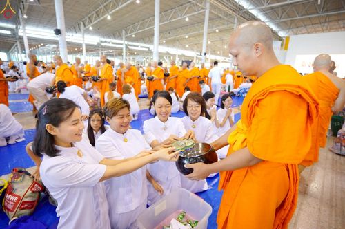 ภาพ No.243538:วันที่ 7 กันยายน พ.ศ. 2568 พิธีตักบาตร ข้าวสารอาหารแห้ง ในวันครูผู้ค้นพบวิชชาธรรมกาย ณ บ้านแก้วเรือนทองคุณยายฯ สภาธรรมกายสากล วัดพระธรรมกาย