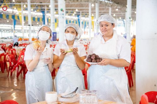 ภาพ No.58879:V.40 ภัตตาหารพระหมื่นวัด เราจัดให้ การปฏิบัติงานของเจ้าหน้าที่และอาสาสมัคร เพื่อรับบุญในการถวายภัตตาหาร แด่คณะสงฆ์ 10,000 กว่าวัดทั่วประเทศ ที่มาร่วมงานวันคุ้มครองโลก จันทร์ที่ 22 เมษายน พ.ศ. 2567 ณ วัดพระธรรมกาย