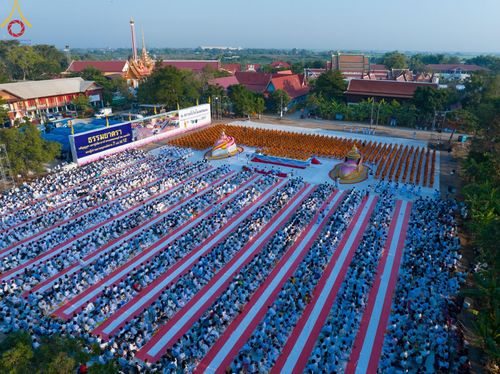 ภาพ No.112761:พิธีตักบาตรพระธรรมยาตราฯ ณ วัดสองพี่น้อง จ.สุพรรณบุรี วันที่ 15 มกราคม พ.ศ. 2567