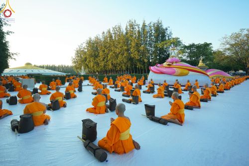 ภาพ No.104452:พระธรรมยาตราร่วมปฏิบัติธรรม และถ่ายภาพหมู่ประวัติศาสตร์ หน้ามหาวิหารพระมงคลเทพมุนี วันที่ 27 ธันวาคม พ.ศ. 2566