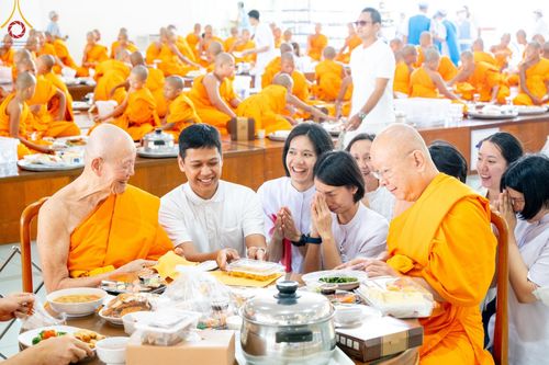 ภาพ No.143242:พิธีถวายภัตตาหารเพื่อเป็นกำลังแห่งการเข้าถึงธรรม ของพระภิกษุสามเณร วัดพระธรรมกาย วันเสาร์ที่ 6 กรกฏาคม พ.ศ. 2567 ณ หอฉันคุณยายอาจารย์ วัดพระธรรมกาย จ.ปทุมธานี