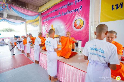 ภาพ No.216013:วันพฤหัสบดีที่ 3 เมษายน พ.ศ. 2568 พิธีบรรพชาสามเณร ภาคฤดูร้อน รุ่นที่ 15  บูชาธรรมหลวงพ่อธัมมชโย 81 ปี 81 รูป ณ ศูนย์ปฏิบัติธรรมสวนผึ้ง จ.ราชบุรี