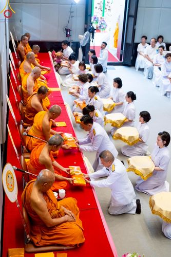 ภาพ No.214831:พิธีต้อนรับสัญญาบัตร พัดยศ พระราชวิเทศวชิรเวที (บัณฑิต วรปญฺโญ) เจ้าอาวาสวัดพระธรรมกายสกอตแลนด์ สหราชอาณาจักร ผู้ช่วยเจ้าอาวาสวัดพระธรรมกาย ณ อุโบสถพระไตรปิฏก วัดพระธรรมกาย