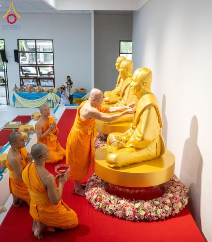 ภาพ No.160861:พิธีเจริญพระพุทธมนต์ และปิดแผ่นทองรูปเหมือน พระเดชพระคุณพระมงคลเทพมุนี (สด จนฺทสโร) พระผู้ปราบมาร จำนวน 3 องค์ วันเสาร์ที่ 5 ตุลาคม พ.ศ. 2567 ณ อาคารปลูกศรัทธา 2 (ชานชลาเดิม) วัดพระธรรมกาย อ.คลองหลวง จ.ปทุมธานี