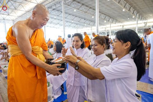 ภาพ No.158989:พิธีตักบาตร ในวันอาทิตย์ต้นเดือน วันที่ 6 ตุลาคม พ.ศ. 2567 ณ สภาธรรมกายสากล วัดพระธรรมกาย