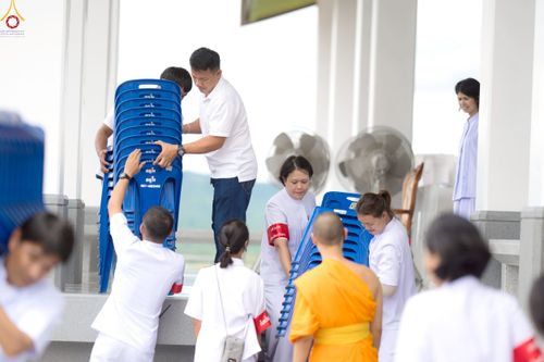 ภาพ No.239818:วันที่ 16-17 สิงหาคม พ.ศ. 2568 การปฏิบัติหน้าที่ของเจ้าหน้าที่ทุกสถานะ เพื่องานพิธีอัญเชิญรูปเหมือนพระมงคลเทพมุนี (สด จันทสโร) และพิธีกดปุ่มอัญเชิญรูปเหมือน พระมงคลเทพมุนี (สด จันทสโร) ณ มหาวิหารแก้วพระมงคลเทพมุนี ศูนย์ปฏิบัติธรรมแก้วเมืองเลย จ.เลย