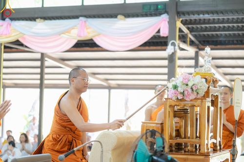 ภาพ No.135110: พิธีบรรพชาสามเณร  พิธีตักบาตรฉลองสามเณรใหม่ วันที่ 1 เมษายน พ.ศ.2567 ในโครงการบรรพชาสามเณรฟื้นฟูพระพุทธศาสนาทั่วไทย ณ ศูนย์ปฏิบัติธรรมแก้วเมืองเลย