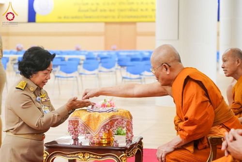 ภาพ No.209013:พระบาทสมเด็จพระเจ้าอยู่หัว ทรงมีพระราชศรัทธาทรงพระกรุณาโปรดเกล้าฯ ให้บำเพ็ญพระราชกุศลถวายภัตตาหารพระราชทาน การสอบบาลีสนามหลวง ณ วัดพระธรรมกาย ย อ.คลองหลวง จ.ปทุมธานี วันที่ 23-24 กุมภาพันธ์ พ.ศ. 2568