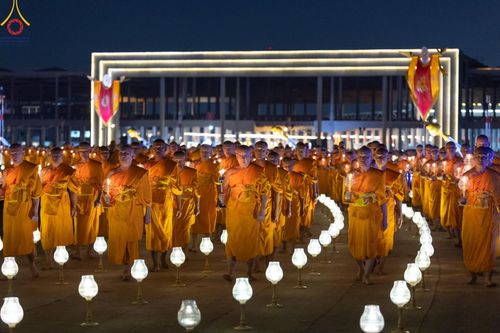 ภาพ No.279292:พิธีจุดวิสาขประทีป พิธีเวียนประทักษิณ ในวันวิสาขบูชา พุธที่ 22 พฤษภาคม พ.ศ. 2567 ( วันพระขึ้น 15 ค่ำ เดือน 6 ) ณ ลานธรรม พระมหาธรรมกายเจดีย์ วัดพระธรรมกาย จ.ปทุมธานี